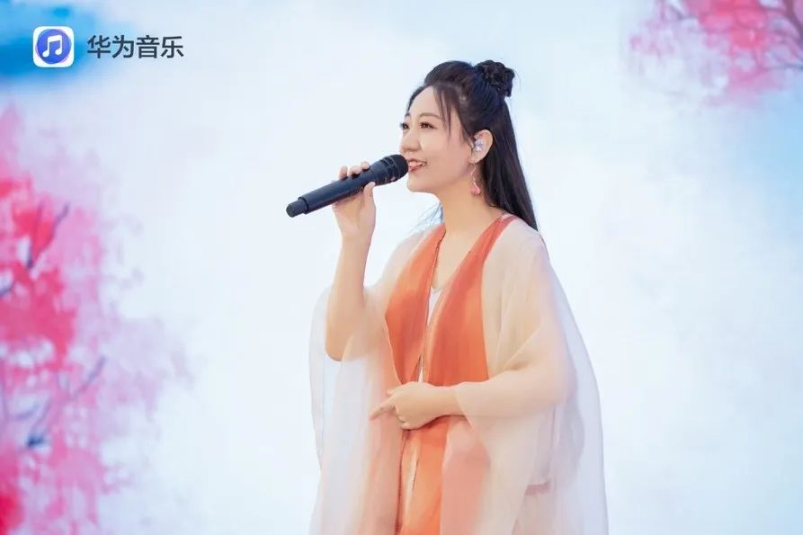阿瑪尼最新廣告中的伍倩，時尚魅力引領(lǐng)潮流新風(fēng)尚